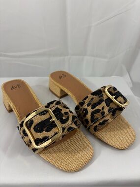 NWT Dv8 Women’s Size 8 Leopard Print Buckle Slide Sandals